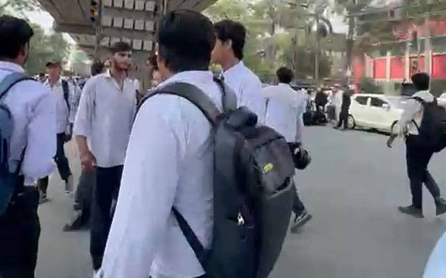بڑھتی فیسیں،مختلف تعلیمی اداروں کے طلباسڑک پر آگئے