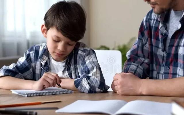 11 سالہ بچہ 14 گھنٹے مسسلسل ہوم ورک کرنے پر ہسپتال پہنچ گیا 