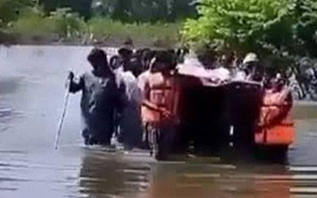 علی پور میں ،راشن لے جاتے ہوئے 4 افراد سیلابی پانی میں ڈوب کر جاں بحق  