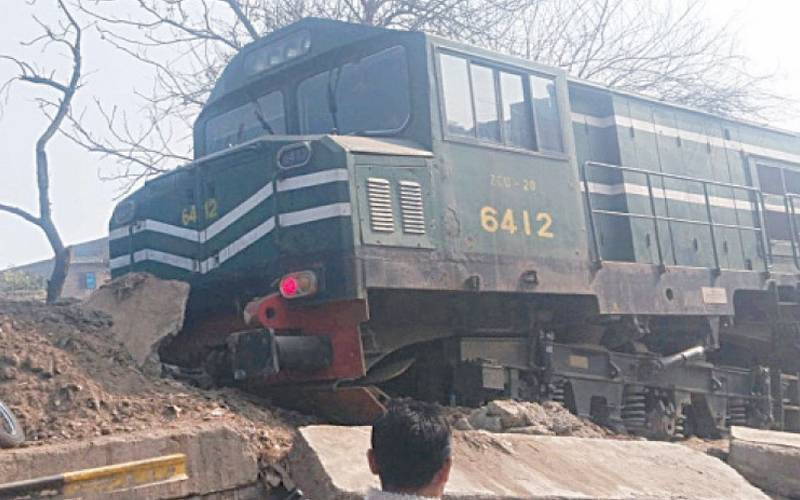 مال گاڑی کی 13 بوگیاں انجن سمیت پٹری سے اتر گئیں، ٹرینوں کی آمدورفت معطل