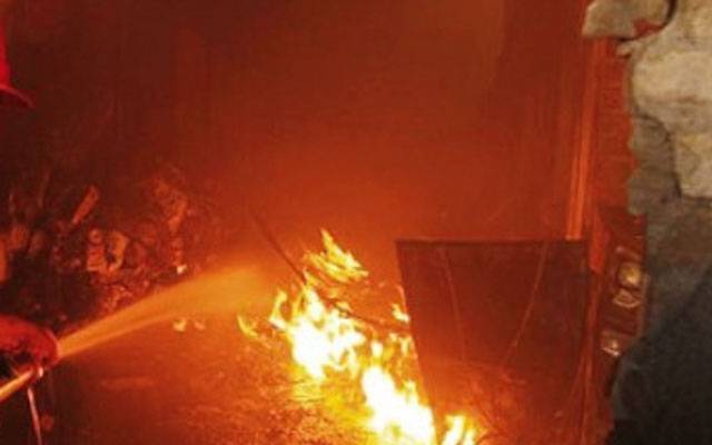 لاہور:رائیونڈ مدینہ مارکیٹ میں روئی پینجا کی دکان میں آگ بھڑک اٹھی