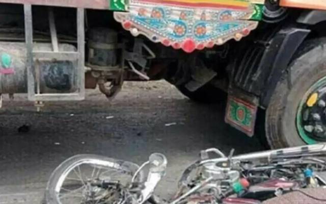  ٹرک کی موٹر سائیکلوں کو ٹکر ؛ ایک شخص جاں بحق؛ 3 زخمی 