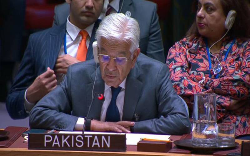 سلامتی کونسل میں خواجہ آصف کے پیچھے بیٹھی خاتون کون؟ وزیر دفاع کے بیان پر وزارت خارجہ کی وضاحت