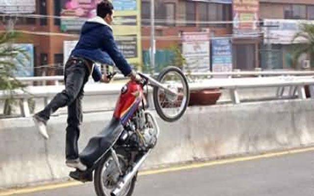 ہنجروال ؛ ون ویلنگ اور خطرناک کرتب کرنے والا نوجوان گرفتار