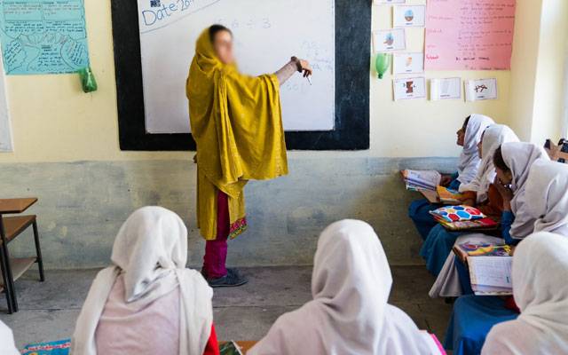 سندھ: 10 ہزار سے زائد اساتذہ کے تبادلے، 1320 بند سکول بھی کھولنے کا فیصلہ
