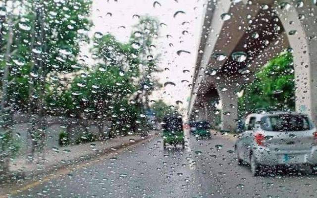 لاہور کے مختلف علاقوں میں بادل برس پڑے