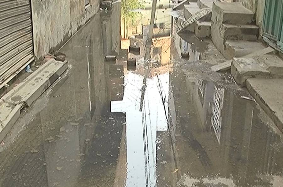 نواز شریف کالونی کوٹ لکھپت کا سیوریج سسٹم خراب؛ بیماریاں پھیلنے لگیں 