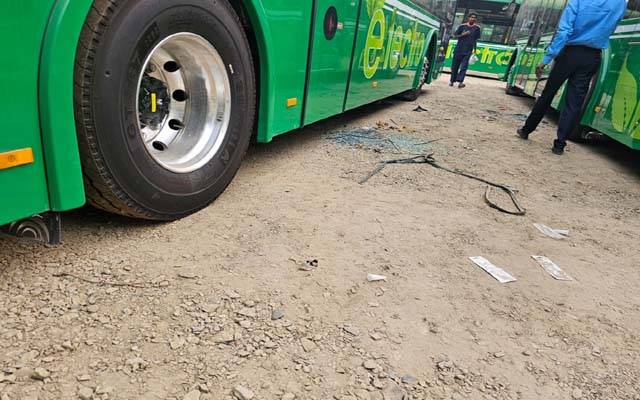 فیصل آباد میں گرین الیکٹرک بس منصوبہ انتظامیہ کی نااہلی کی نذر؛3 روز میں 4 بسیں حادثے کا شکار