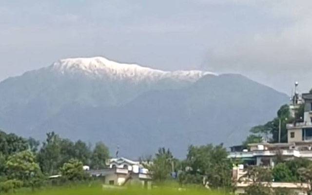مظفرآباد سمیت بالائی پہاڑوں پہ موسم سرما کی پہلی برفباری