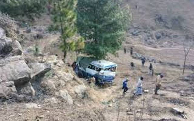 ہری پور ؛ تیز رفتار مسافر بس پل سے نیچے جا گری 