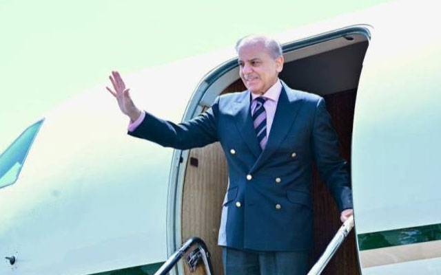 وزیرِ اعظم شہباز شریف ملائیشیا پہنچ گئے
