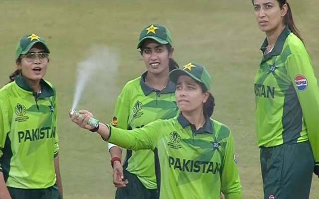 ویمنزکرکٹ ورلڈکپ: پاک بھارت میچ کے دوران پاکستانی کھلاڑیوں کو سپرے کیوں کرنا پڑا؟