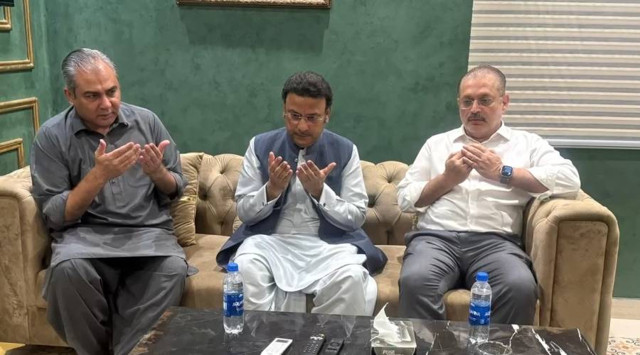 وفاقی وزیر داخلہ محسن نقوی کی کراچی آمد؛ وزیر داخلہ سندھ سے والدہ کے انتقال پر تعزیت کی 
