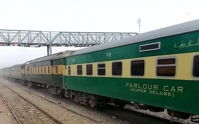 کراچی سے لاہور جانے والی ملت ایکسپریس بڑے حادثے سے بال بال بچ گئی