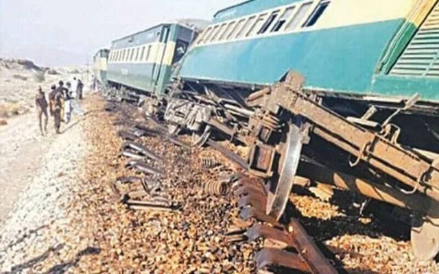 شکار پور:ریلوے ٹریک پر دھماکہ، جعفر ایکسپریس کی 4 بوگیاں پٹڑی سے اتر گئیں،4مسافر زخمی