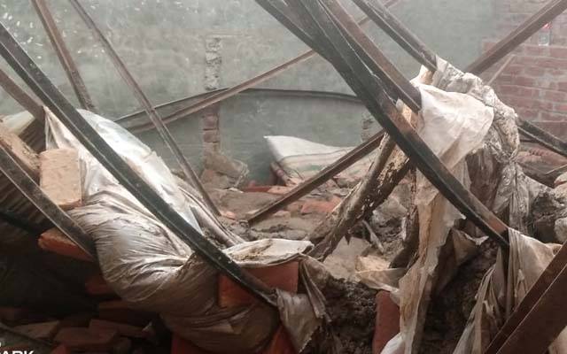 ملتان روڈ ؛ خستہ حال مکان کی چھت گرگئی ؛3 افراد زخمی 