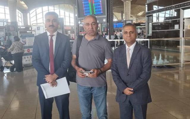 سابق سینیٹر مشتاق احمد خان پاکستان پہنچ گئے