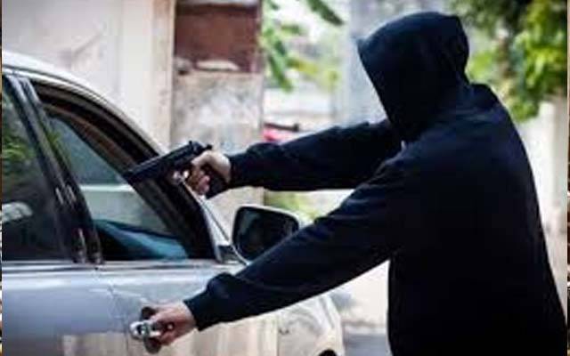 اقبال ٹاؤن میں خاتون سے کار چھیننے کا واقعہ ؛ ملزم پولیس کا ٹرینی سب انسپکٹر نکلا