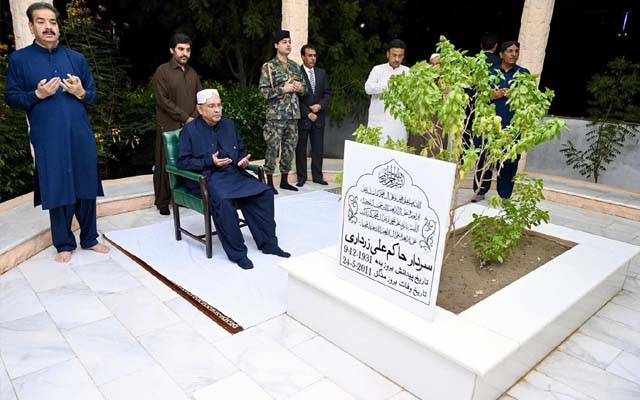 صدر مملکت آصف علی زرداری والدین کی قبروں پر حاضری کے بعد نوابشاہ سے اسلام آباد روانہ 