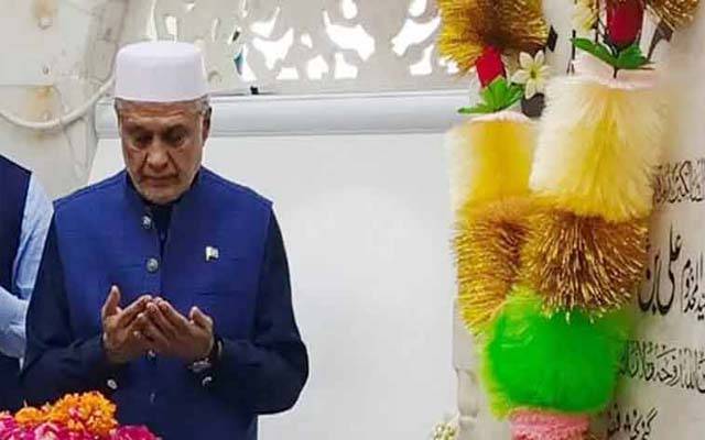 ڈپٹی وزیر اعظم اسحاق ڈار کی داتا دربار حاضری 