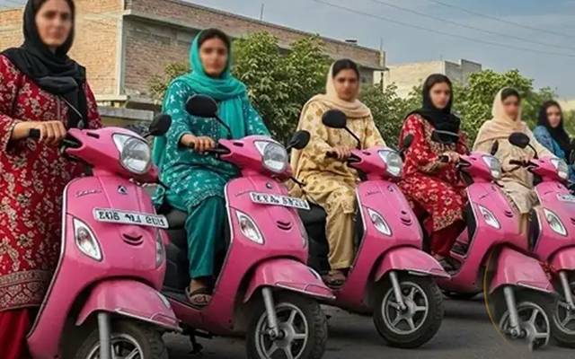  پنک اسکوٹیز کی تقسیم سے متعلق گردش کرنے والی افواہیں دم توڑ گئیں