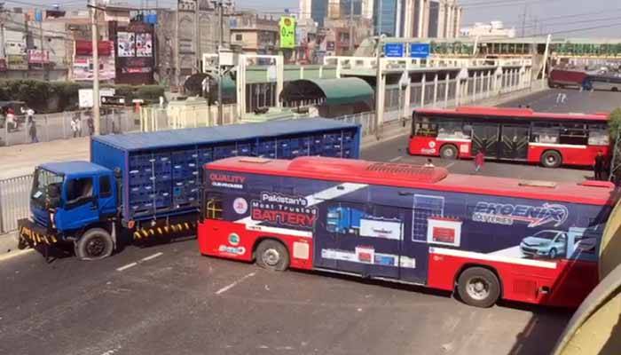 لاہور میں اندرون شہر اور داخلی و خارجی راستے بند ہونے سے شدید مشکلات، میٹرو بھی بند