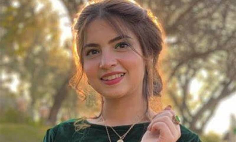 دنانیر مبین ریڈ کارپٹ پر پھر لڑکھڑا کر گرنے سے بال بال بچ گئیں