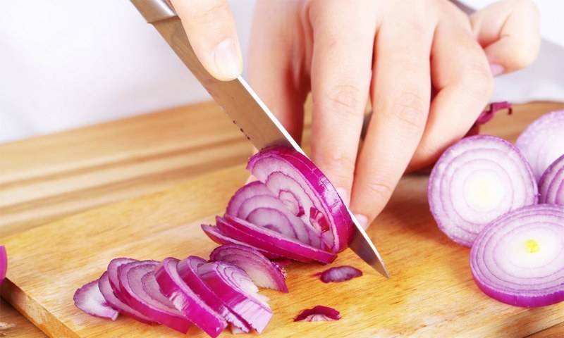 بغیر آنسو بہائے پیاز کاٹنا چاہتے ہیں؟ سائنسدانوں نے آسان طریقہ دریافت کرلیا