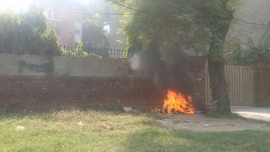 سموگ کی روک تھام چیلنج ؛ سرکاری اہلکاروں نے سڑک پر سامان کو آگ لگا دی 