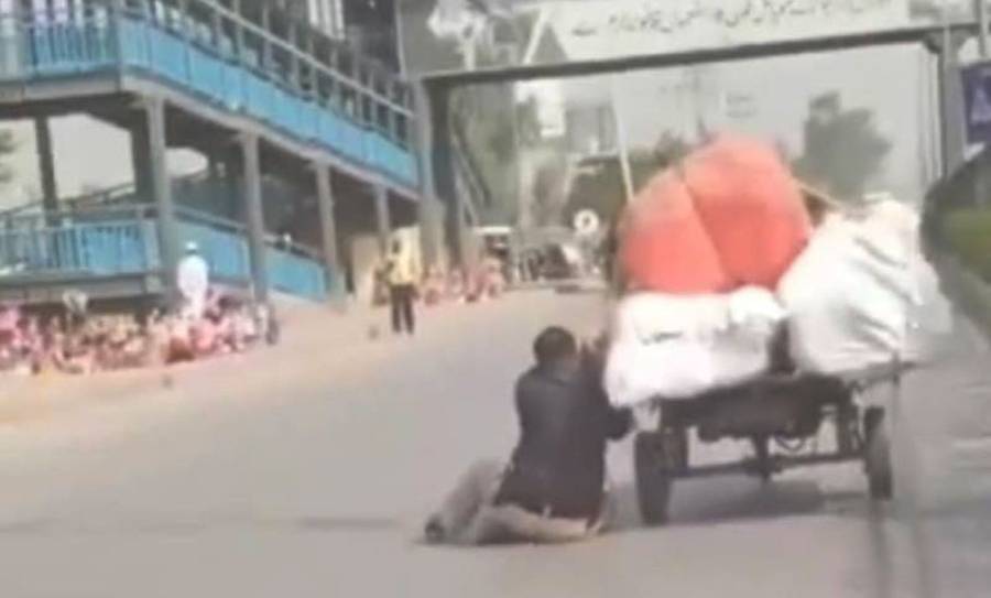 KPK Police, Illegal goods' smuggling, Social media pulse, viral video 