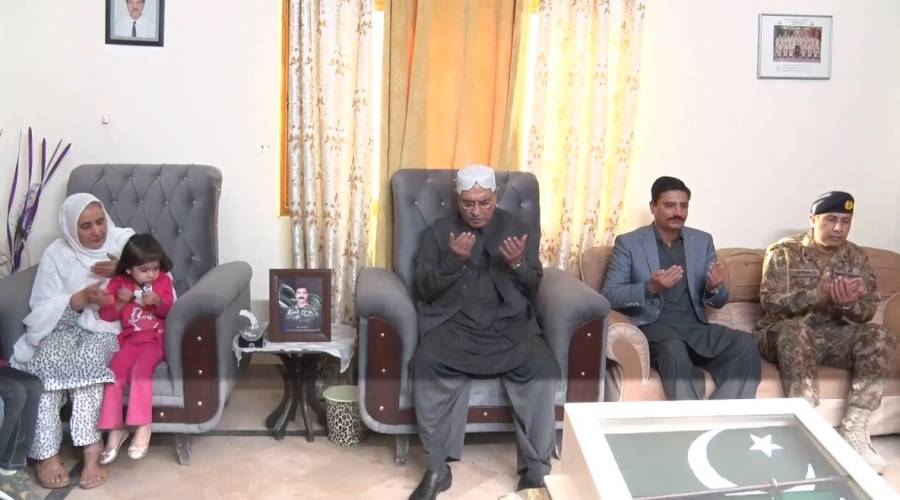 صدر مملکت اور وفاقی وزیر داخلہ کی لیفٹیننٹ کرنل جنید شہید کے گھر آمد؛ اہل خانہ سے اظہار تعزیت