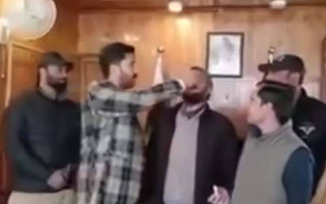 پولیو ویکسین پلانے سے انکار؛ اسسٹنٹ کمشنر نے والد کو قائل کرکے بچے کے ساتھ باپ کو بھی قطرے پلا دیے 