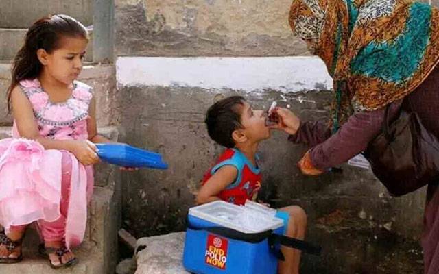 لاہور میں انسداد پولیو مہم کا پانچواں روز، 11 لاکھ سے زائد بچوں کو قطرے پلائے گئے 