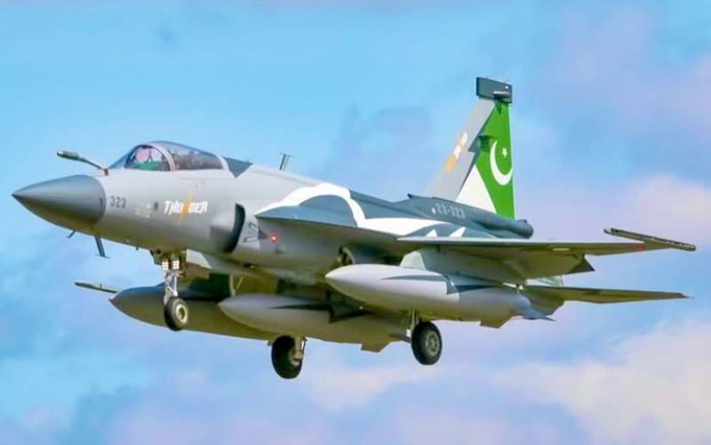 مشقوں میں شرکت کیلئے پاک فضائیہ کے لڑاکا طیاروں کا دستہ آذربائیجان پہنچ گیا  