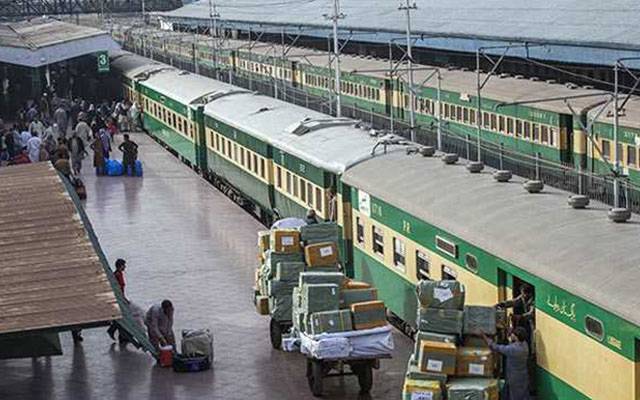 ٹرینوں پر سفر کرنے والے مسافروں کی مشکلات میں اضافہ 