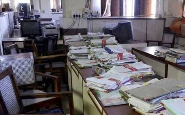 سرپلس پول میں موجودملازمین کی موجیں ختم، اب کام کرنا ہوگا