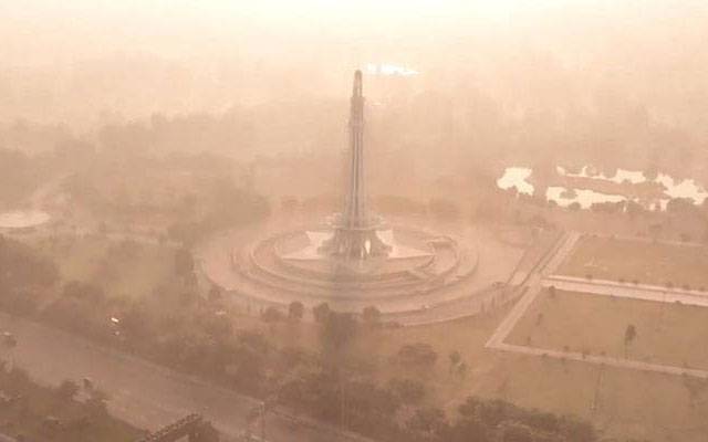 اسموگ کے ڈیرے؛ لاہور کے باسیوں کیلئے خطرے کی گھنٹی بج گئی 
