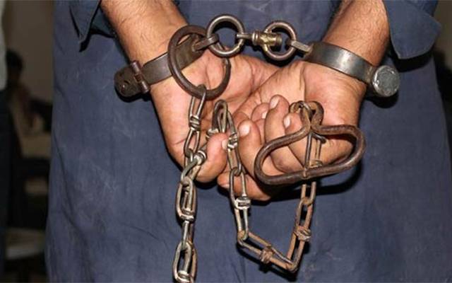 فراڈ کیس میں ملزمہ عدالت سے فرار، پٹواری پکڑا گیا