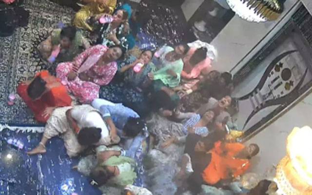  24 خواجہ سراؤں نے اجتماعی طور پر زہر پی لیا، ویڈیو وائرل