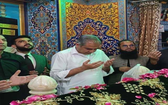 وفاقی وزیر داخلہ محسن نقوی کی عبداللہ شاہ غازی کے مزار پر حاضری