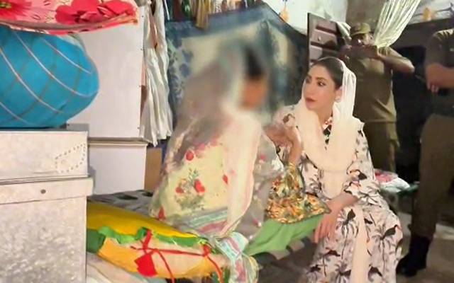 ذہنی معذور لڑکی سے رشتہ دار کی زیادتی، حنا پرویز بٹ کا متاثرہ لڑکی کےگھر کا دورہ