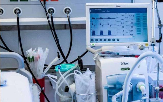 کراچی ایکسپو سینٹر میں پاکستان میں بننے والے وینٹیلیٹر کا افتتاح