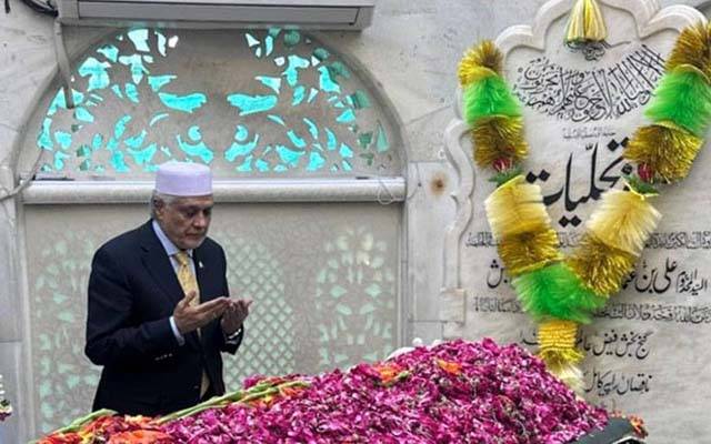 ڈپٹی وزیراعظم اسحاق ڈار کی داتا دربار پر حاضری