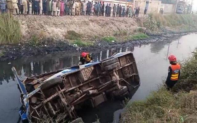 شیخوپورہ: ٹرک کی ٹکر سے سکول بس نالے میں گر گئی، 21 بچے زخمی