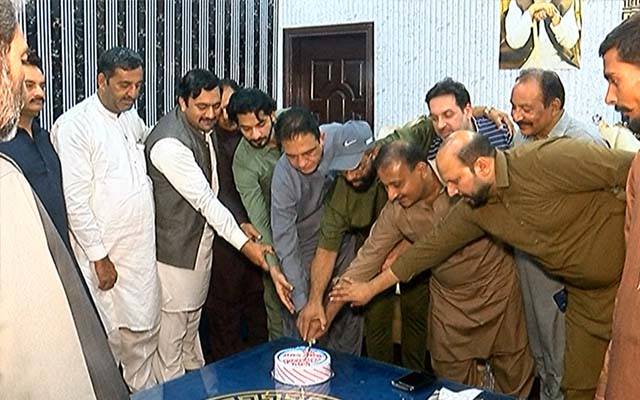  وفاقی وزیرداخلہ محسن نقوی کی سالگرہ ؛ وائس چیئرمین واسا چوہدری شہباز؛اور سینئیر لیگی رہنما نوید بٹ نے کیک کاٹا 