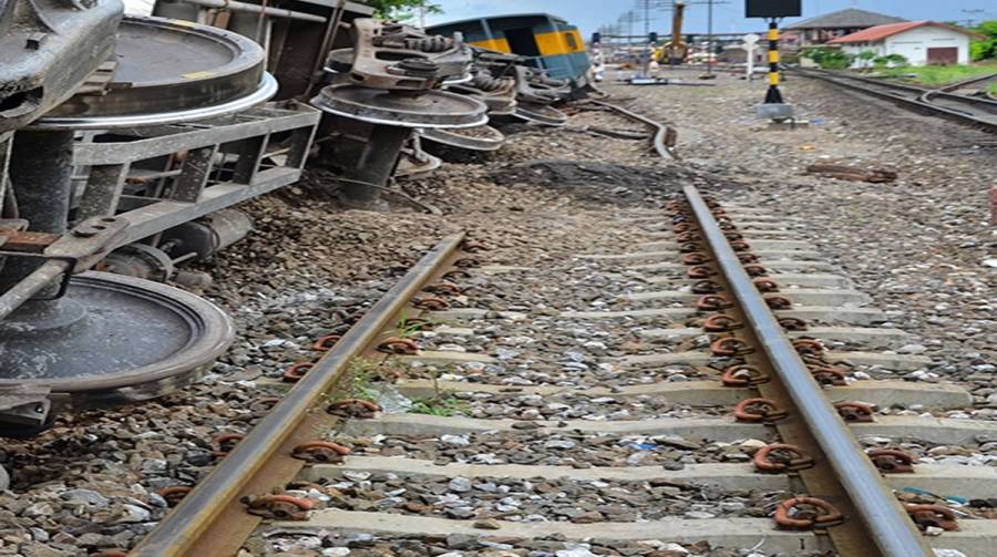 Train Accident, Train derailed, City42, train traffic suspended 