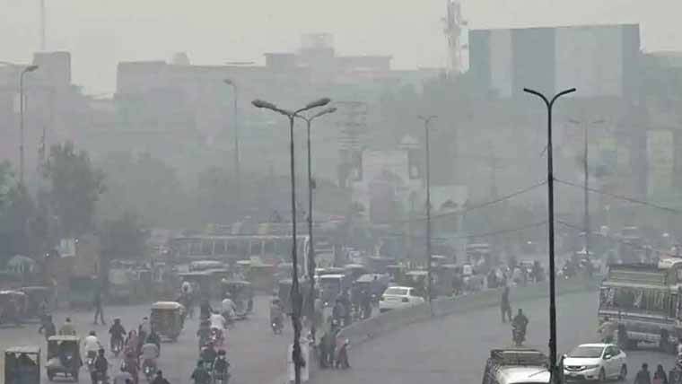 لاہور سمیت پنجاب کے مختلف شہرسموگ کی زد میں،باغوں کا شہر بدستور آلودگی میں سرفہرست 