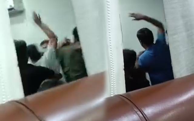 لاہور: سروسز ہسپتال میں ینگ ڈاکٹرز کا ایڈیشنل ایم ایس پر تشدد