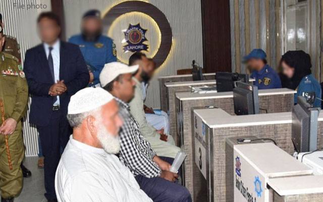 لاہور:شہریوں سے رشوت لیکر لائسنس بنانے والے وارڈنز گرفتار