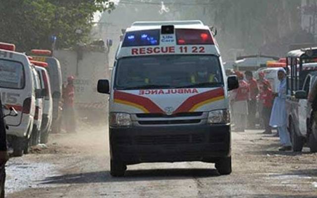 سمندری؛ موٹر وے پر پولیس وین ٹرک سے ٹکرا گئی، 2 اہلکار جاں بحق، 8 زخمی